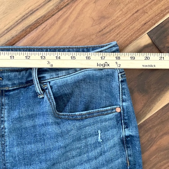 EVRI Size 16W Distressed Tulip Raw Hem High Rise Ankle Jeans Medium Wash Stretch - Picture 2 of 10